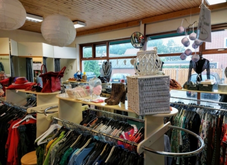 Kringloop Garderobe Kleding Inbrengwinkel Grootste De Wilp